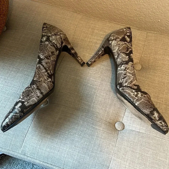 Stuart Weitzman snake print pumps 9M - Picture 3 of 13